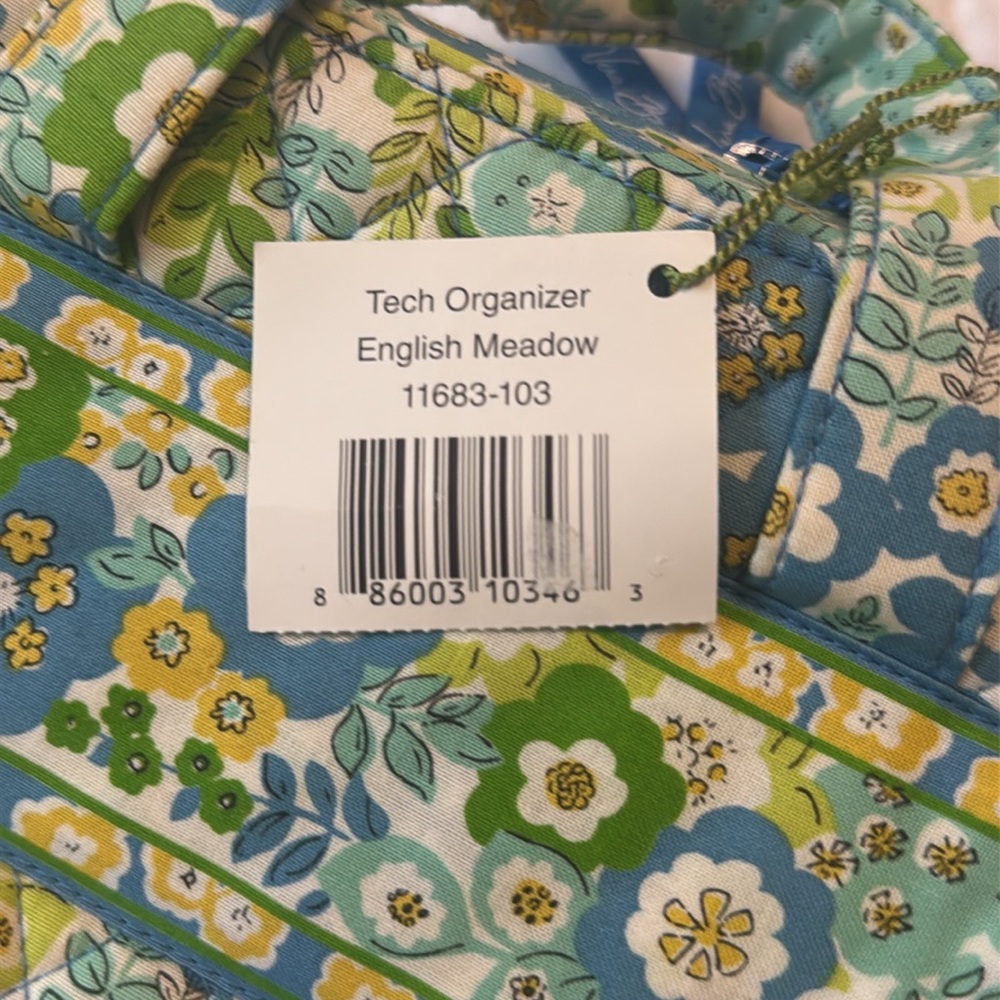 NWT Vera Bradley tech organizer - Picture 8 of 8